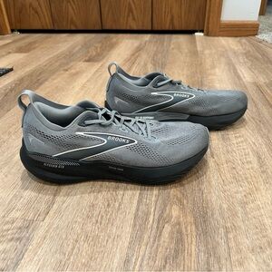 Brooks Light Gray Athletic Shoes